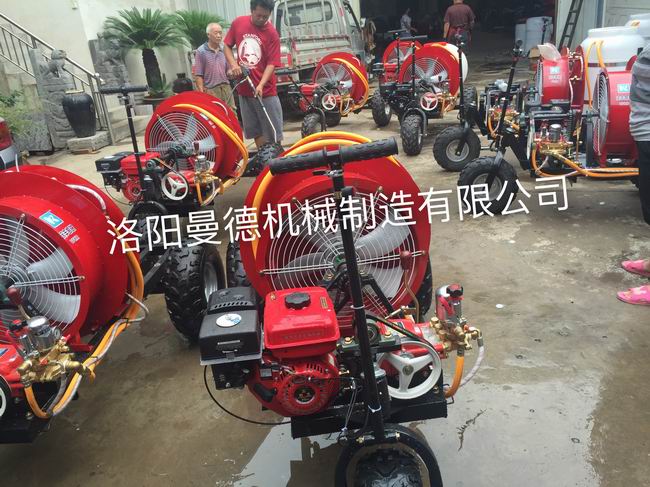 自走(zou)式(shi)風(feng)送(song)打藥機